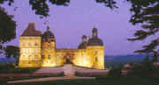 Le château de Hautefort, la nuit. Au XIIe siècle, il fut l'enjeu de rivalités entre le fameux troubadour Bertran de Born et son frère Constantin autour de la succession d'Henri II Plantagenêt, roi d'Angleterre.