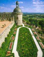 Les Jardins du chateau de Hautefort en dordogne. De magnifique terrasses fleuries classes Monument historique entourent le chteau dont les appartements abritent un superbe mobilier des XVIIe et XVIIIe sicles. Le chteau de Hautefort est membre de Demeure Historique des Vieilles Maisons Franaises et de la Route des 1001 chteaux du Prigord.