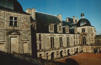 LE CHATEAU de HAUTEFORT en DORDOGNE